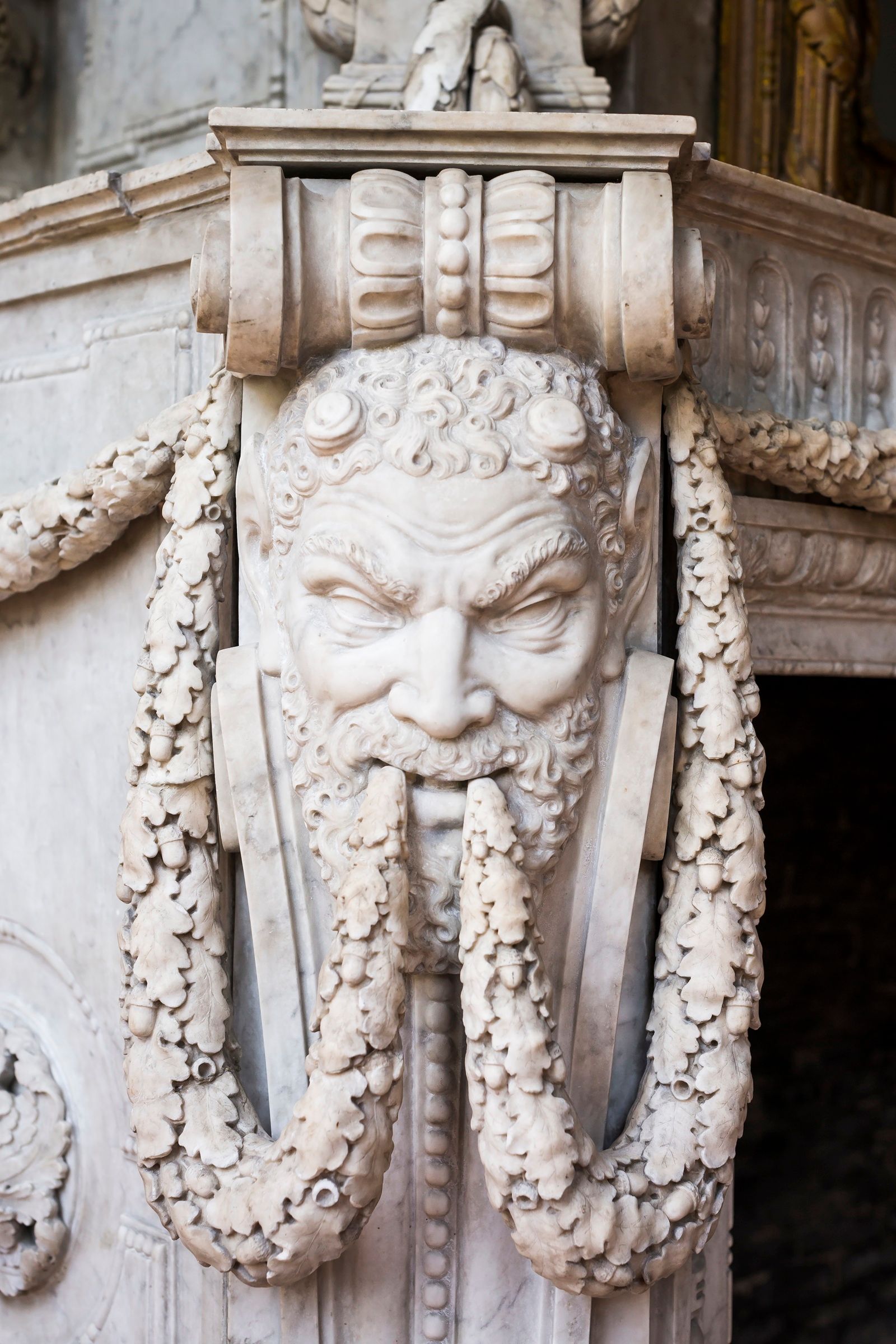 Detail van een schouw met beeldhouwwerk