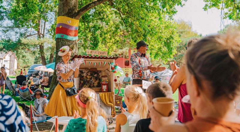 De Kleinste Kermis met toeschouwers
