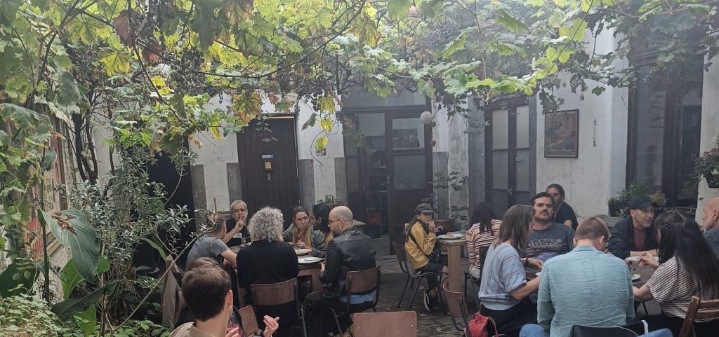 Vrijwilligers zitten samen op het terras.