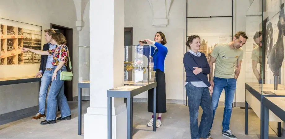 2 mannen en 3 vrouwen bekijken een tentoonstelling