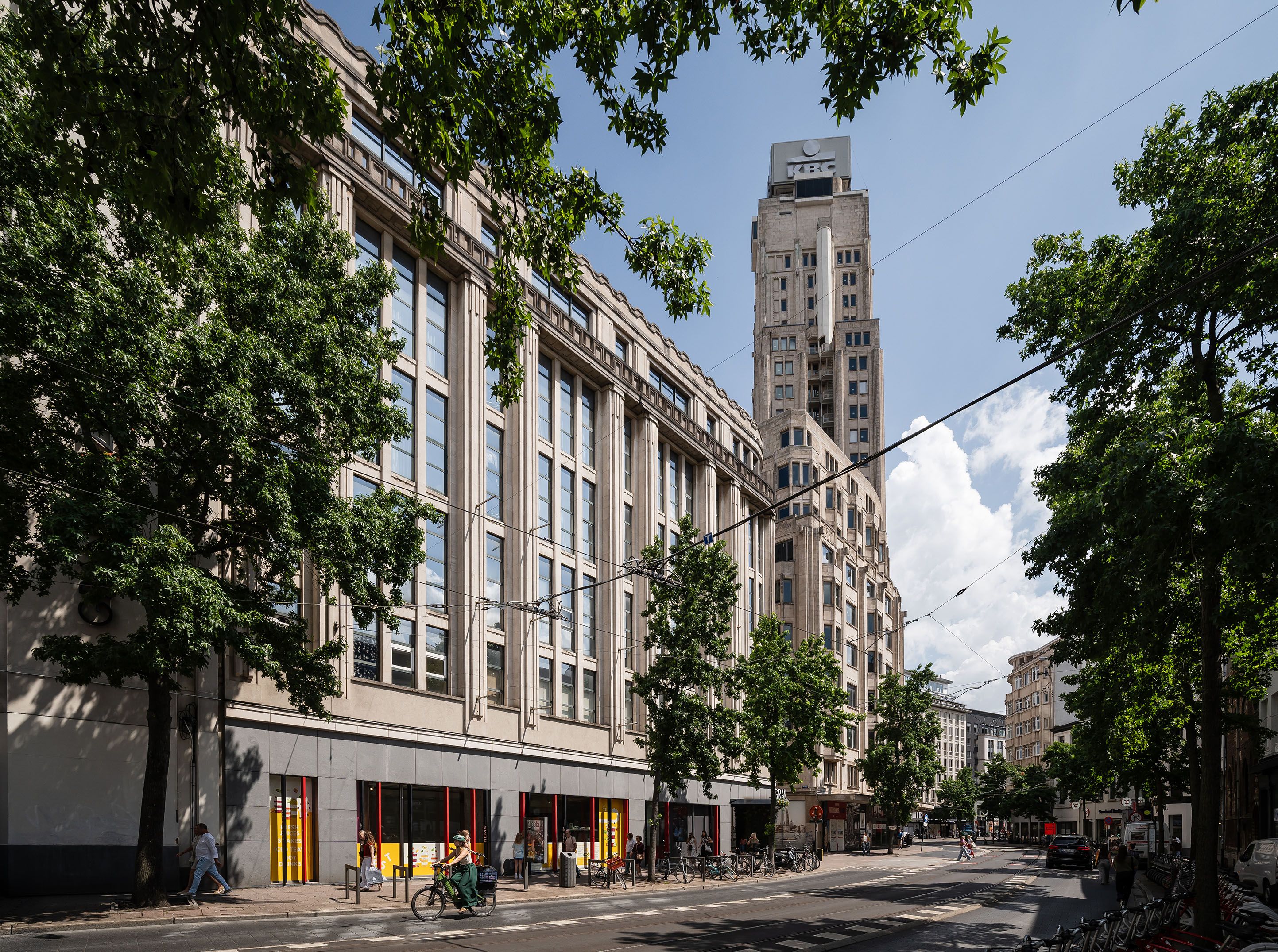 De Boerentoren vanop de straat