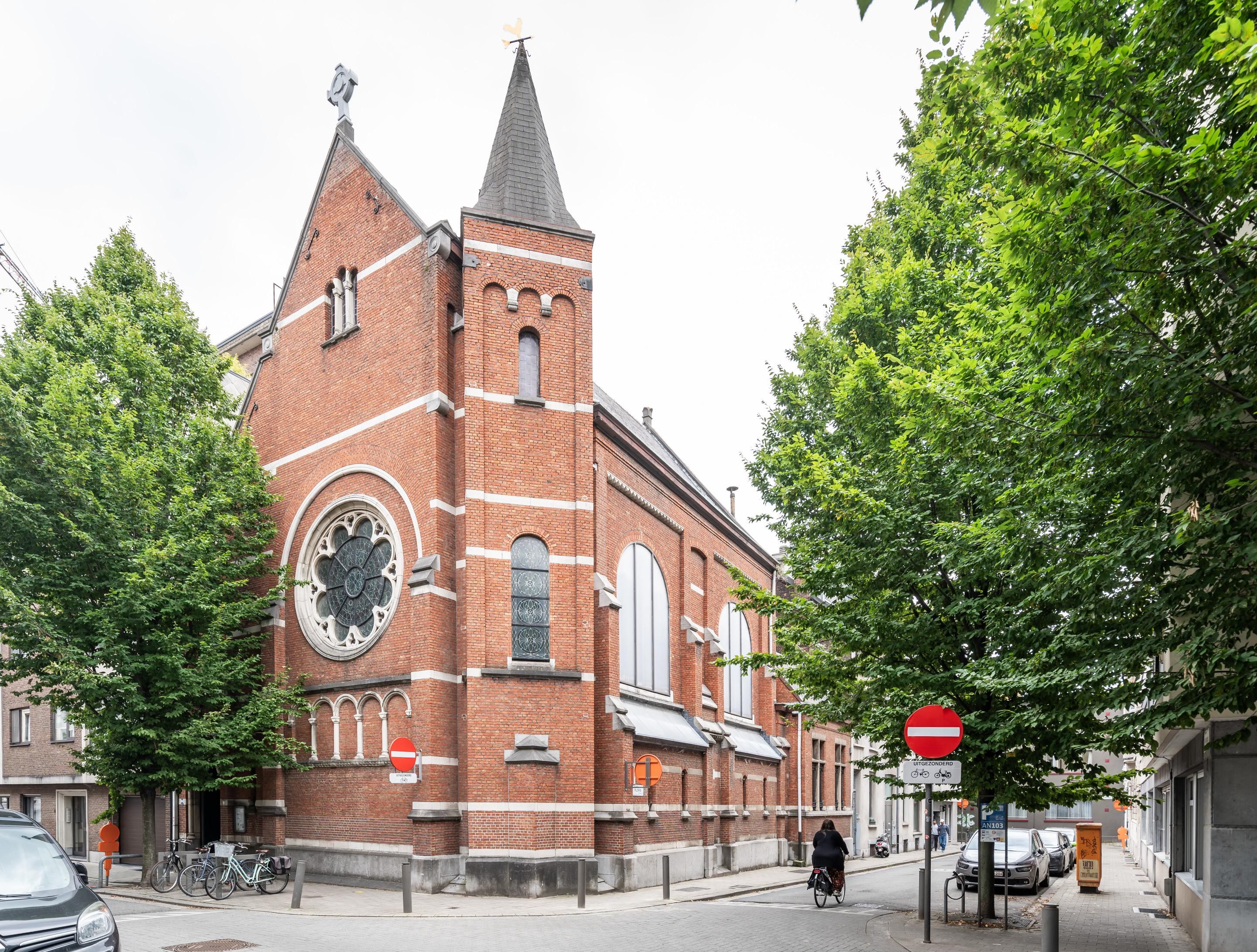 Het kerkgebouw in baksteen vanop de straat.