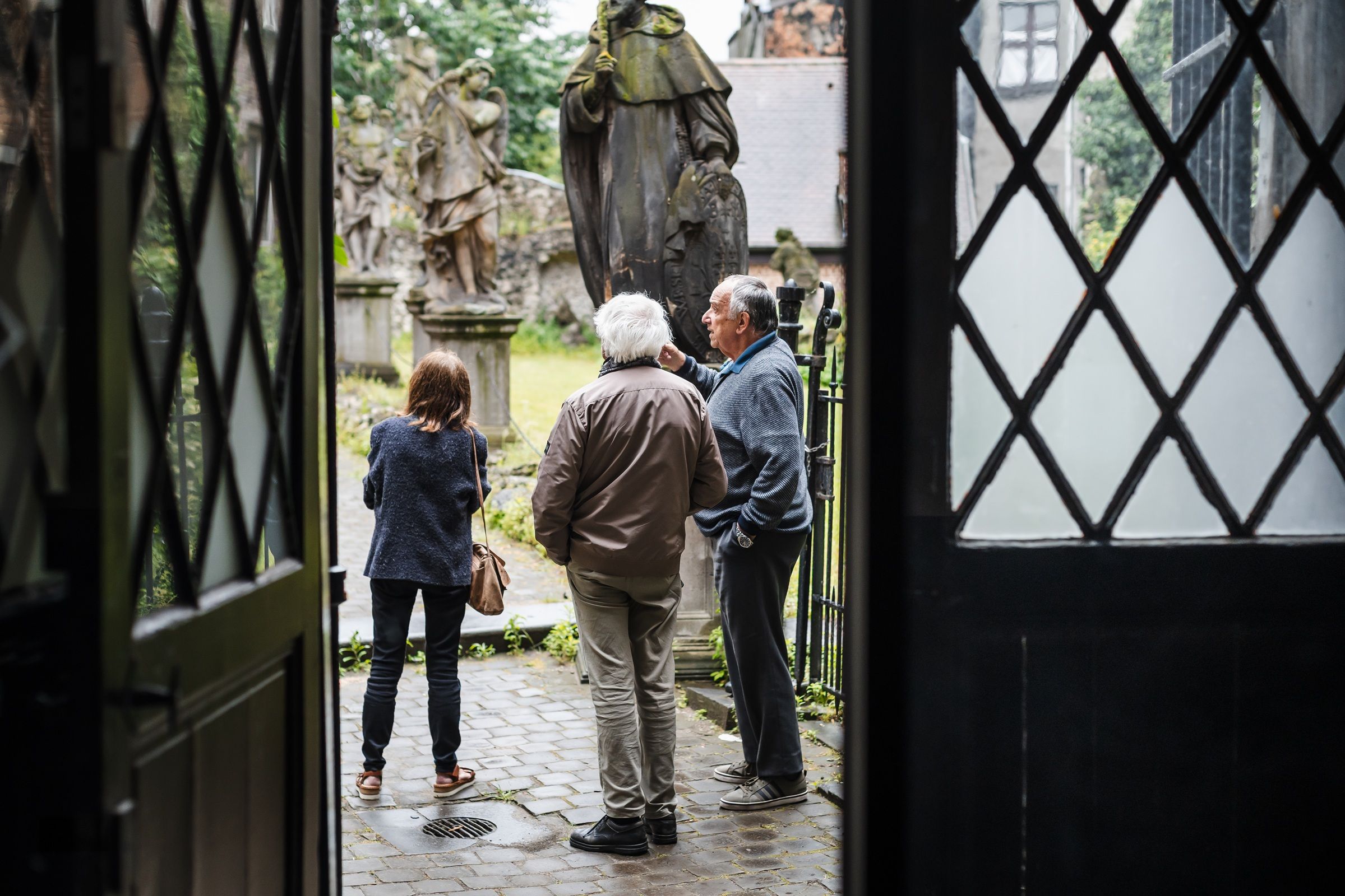 2 mannen en 1 vrouw kijken naar de calvarieberg