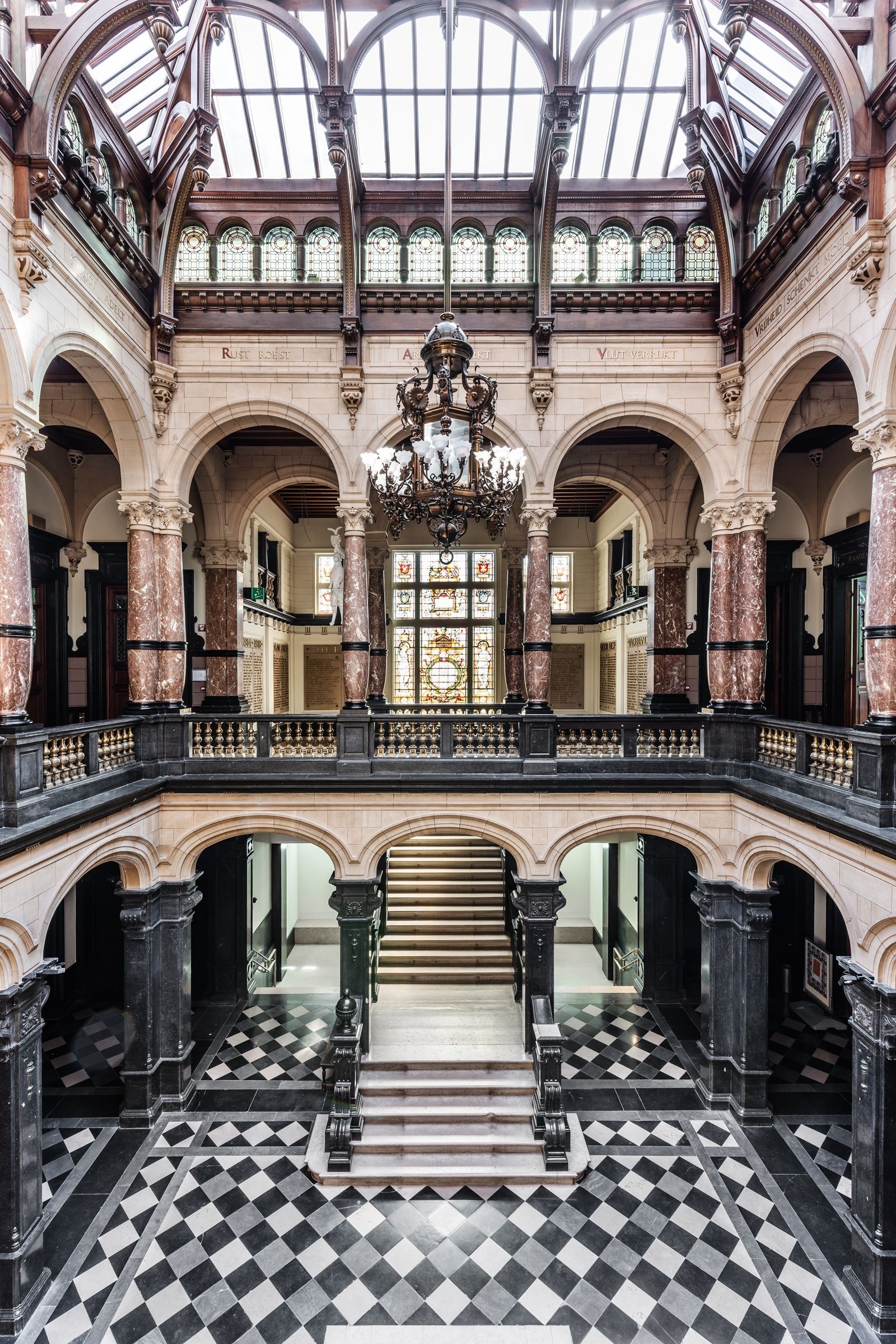 Monumentale zaal met marmeren vloer met zwarte en witte tegels