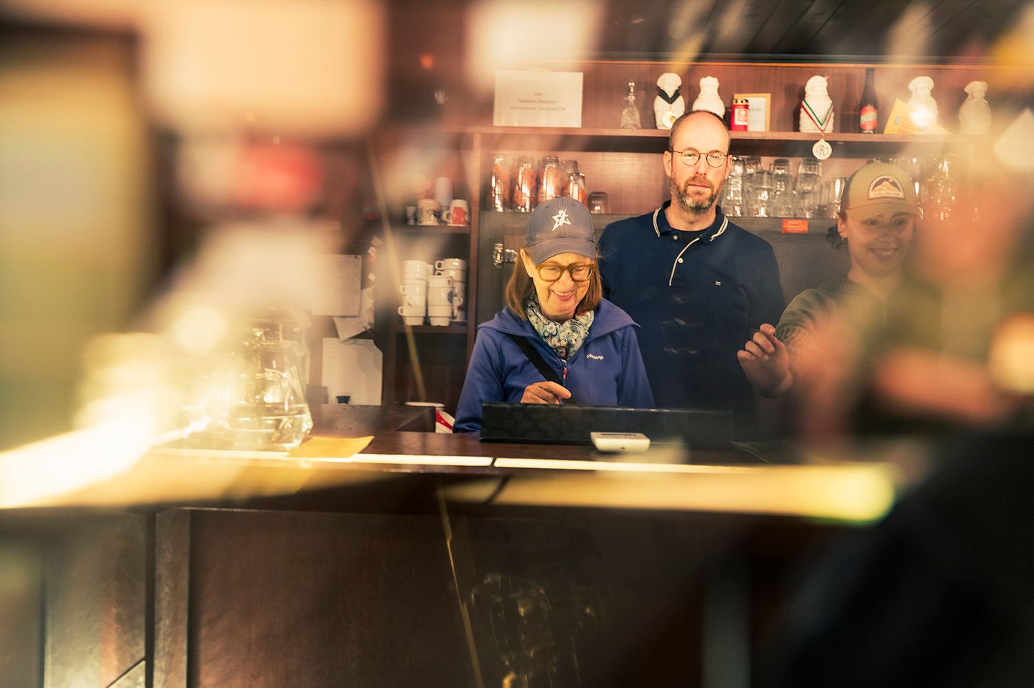 Vrijwillgers achter de bar.