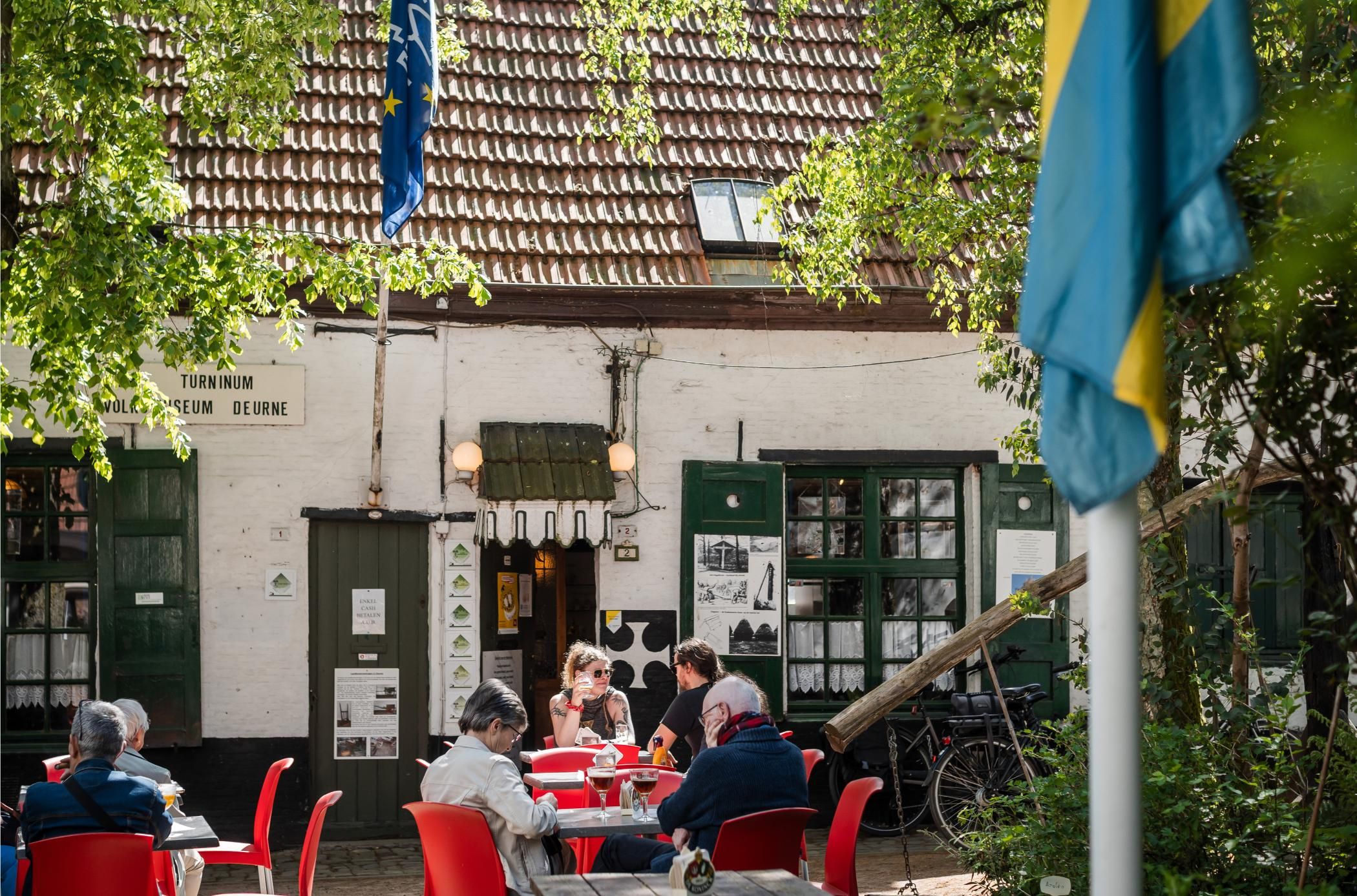 Bezoekers zitten op het terras aan het Volxmuseum.